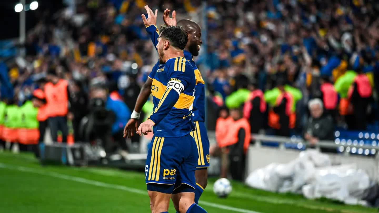 Enner Valencia celebra uno de sus tres goles en la remontada de Boca ante Racing
