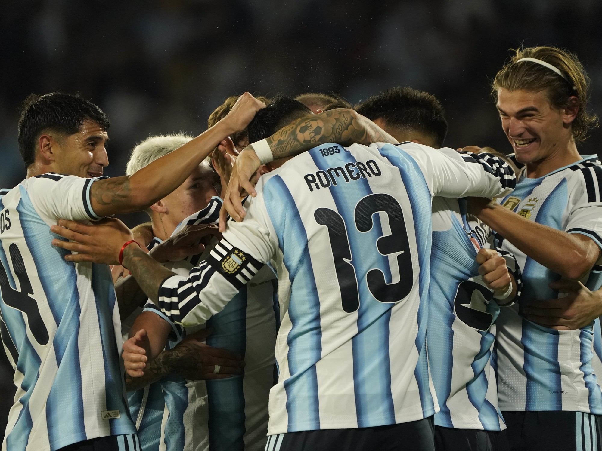 Festejo de la Selección Argentina con Cristian Romero en el Kempes ante Bolivia