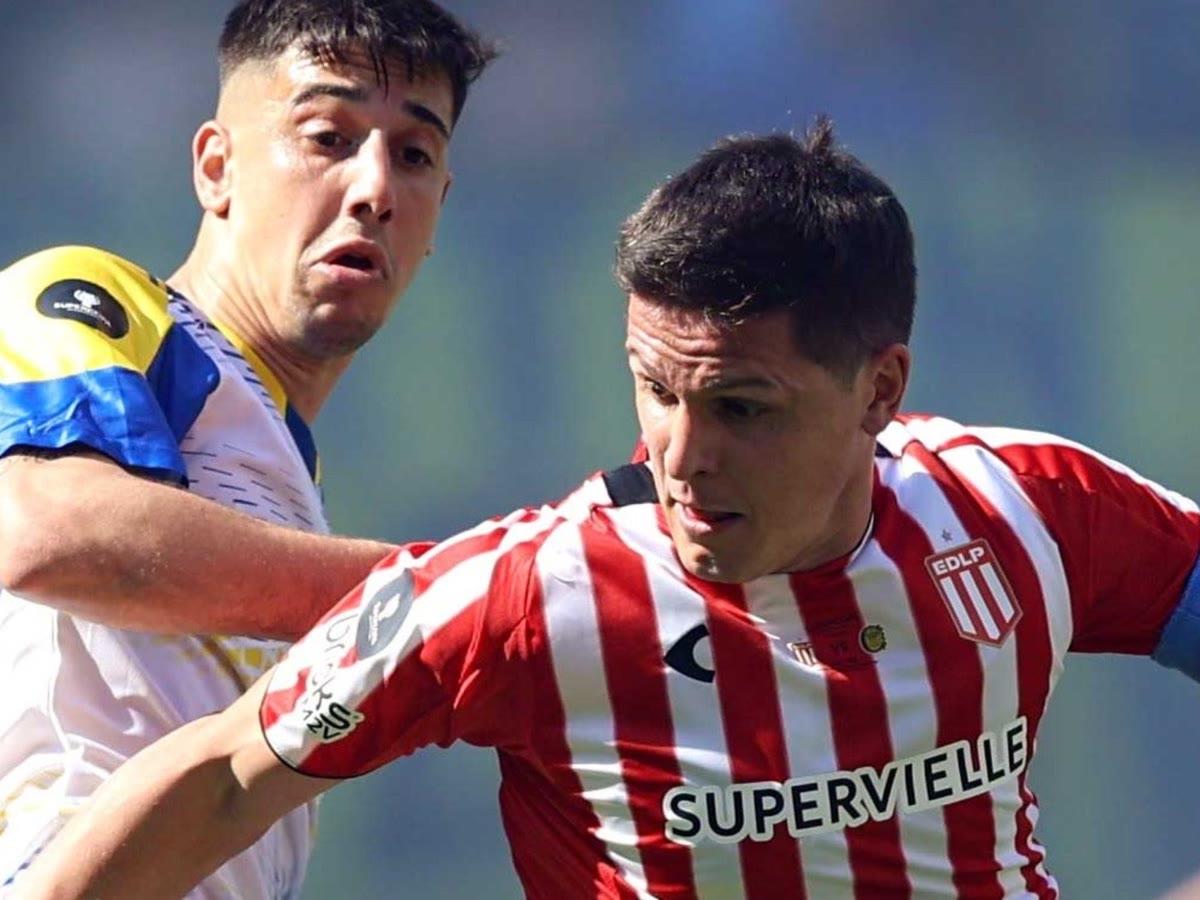 Acción entre Estudiantes y Rosario Central en la final de la Supercopa Internacional