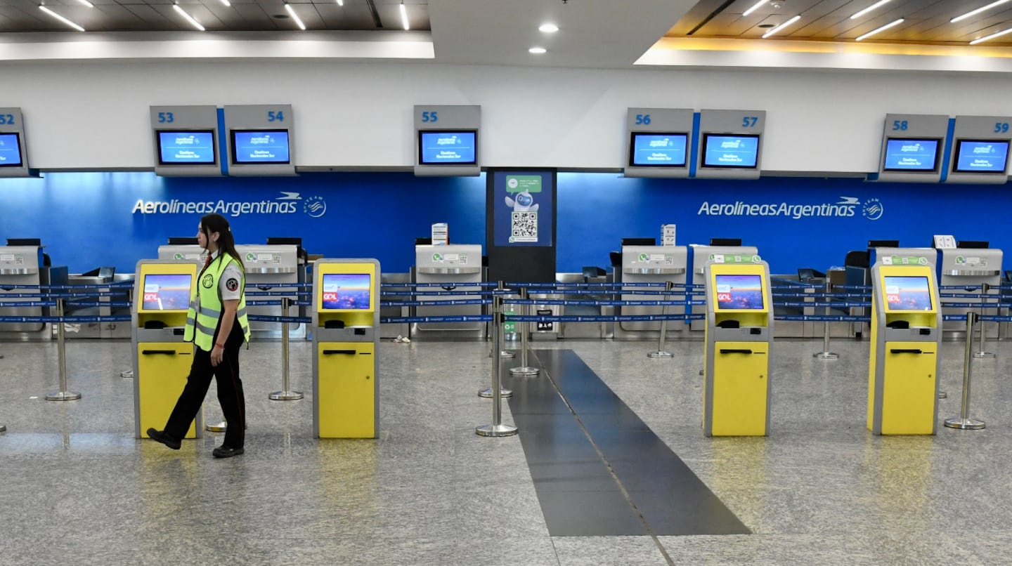 Hall de check-in de un aeropuerto administrado por Aeropuertos Argentina