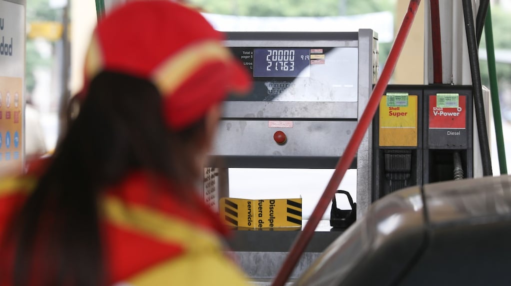 Surtidor de estación de servicio con precios de nafta y gasoil en Argentina