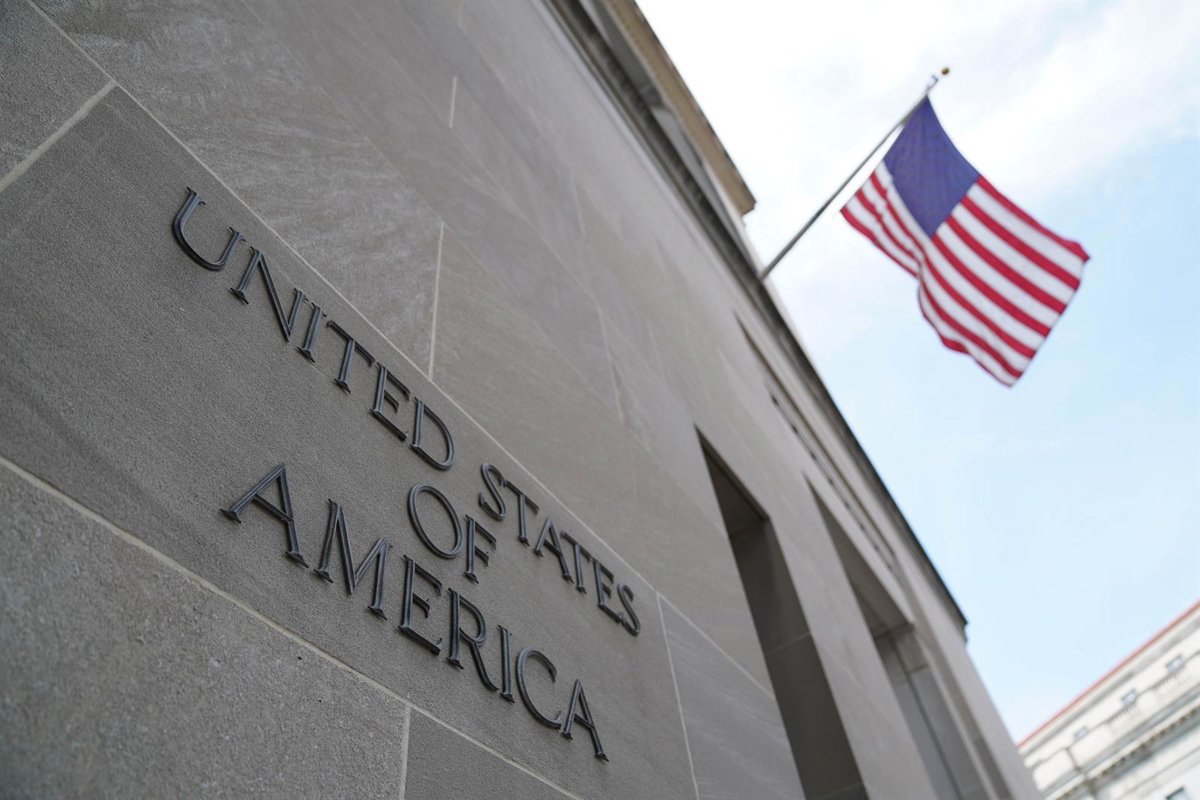 Fachada de edificio federal de Estados Unidos con bandera estadounidense