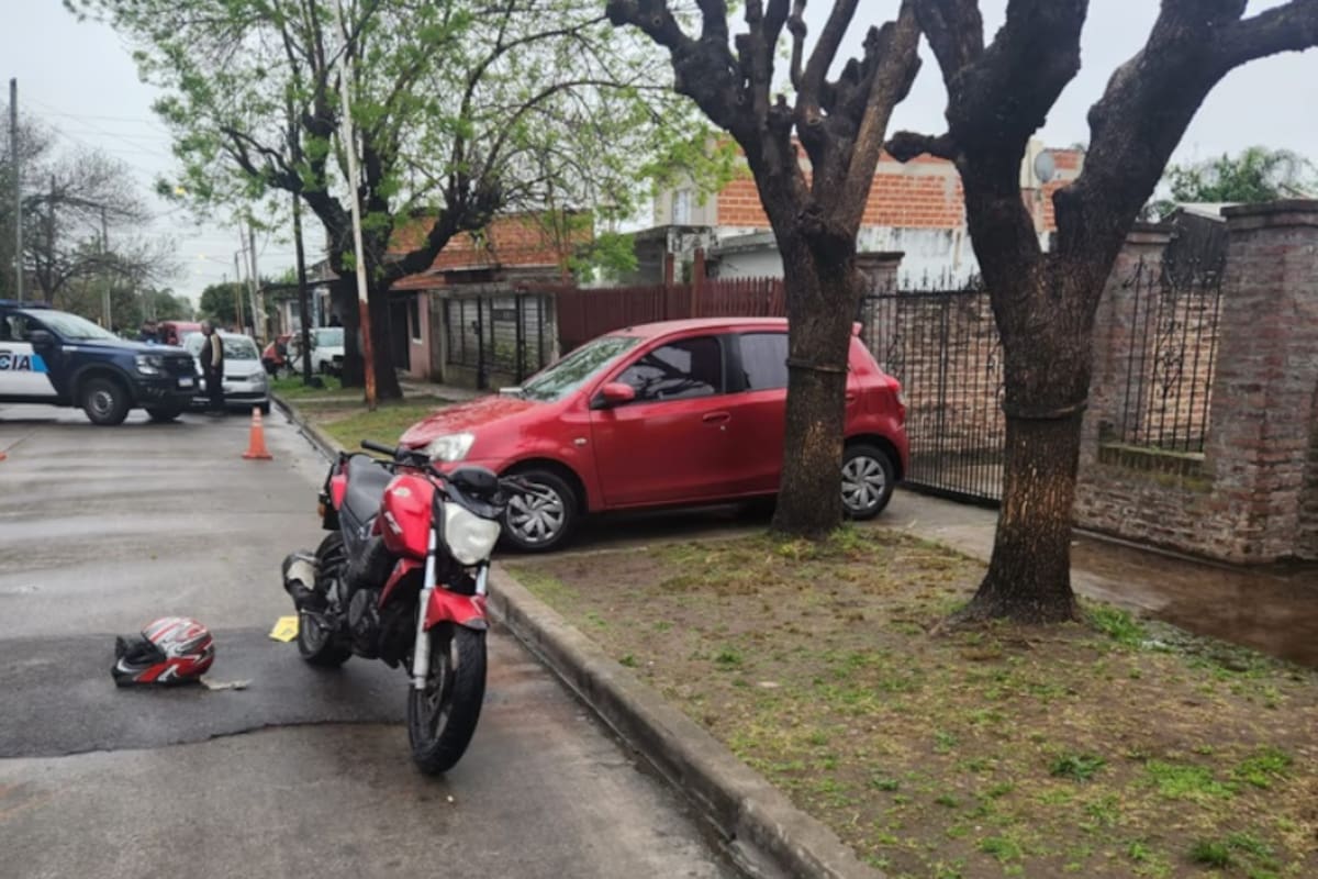 Moto y auto del custodio en la escena del tiroteo en González Catán, La Matanza