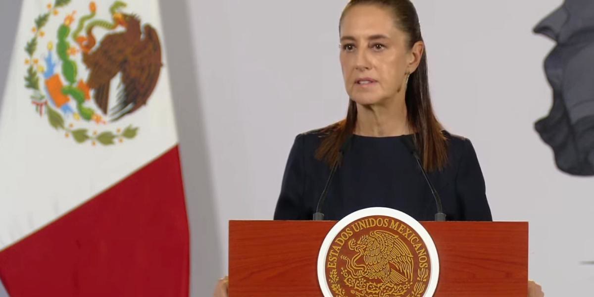 Claudia Sheinbaum habla en un podio con el escudo de México durante una conferencia matutina