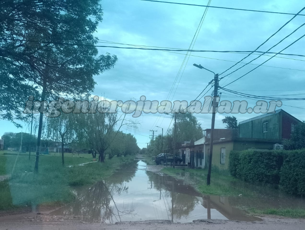 Zanjas tapadas en Cinco Esquinas: calle anegada entre casas, árboles y cables tras la lluvia del viernes