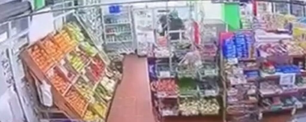 Interior del Almacén Reyes captado por una cámara de seguridad tras el robo armado en La Colonia