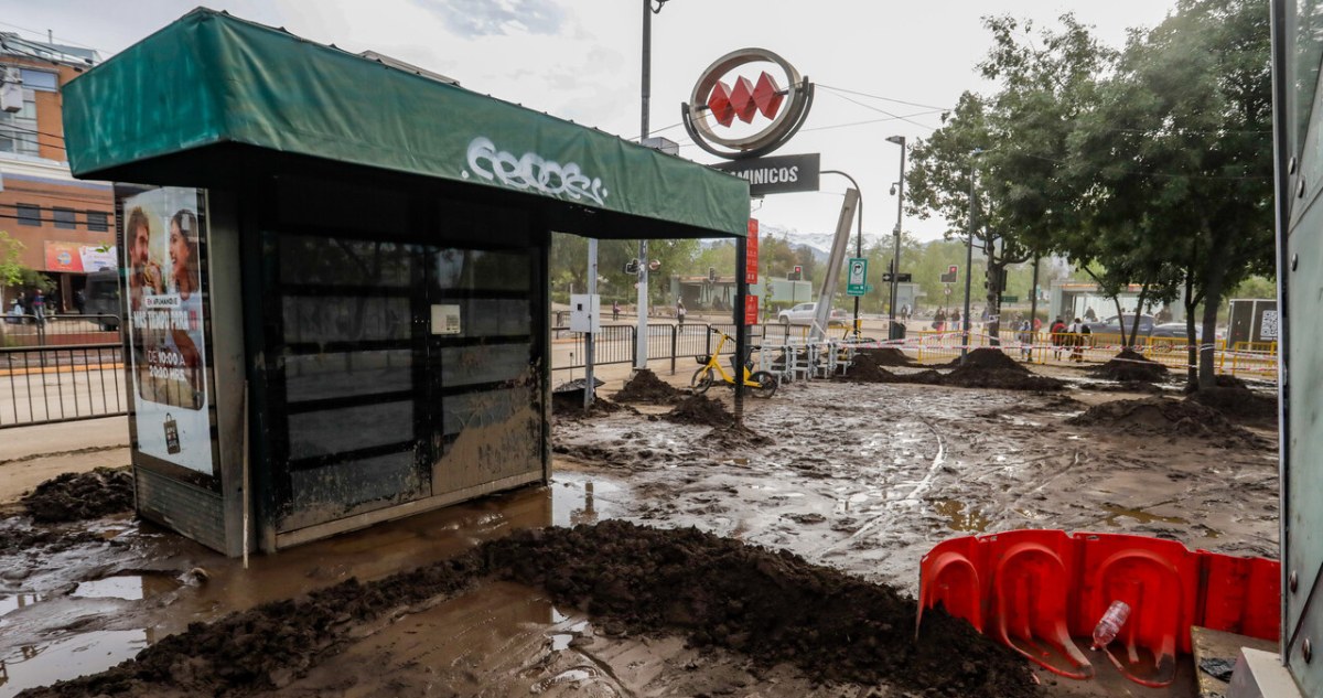 Calle cubierta de barro junto a la estación Los Dominicos del Metro, en Las Condes, tras el aluvión