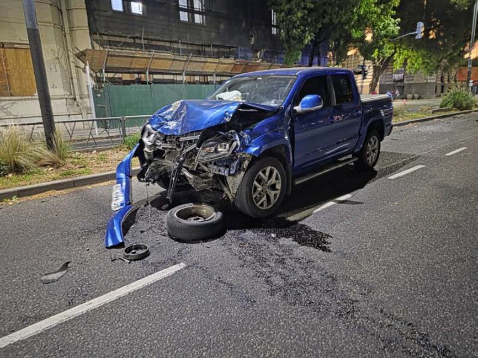 Camioneta Amarok con el frente destrozado tras el choque en Monserrat