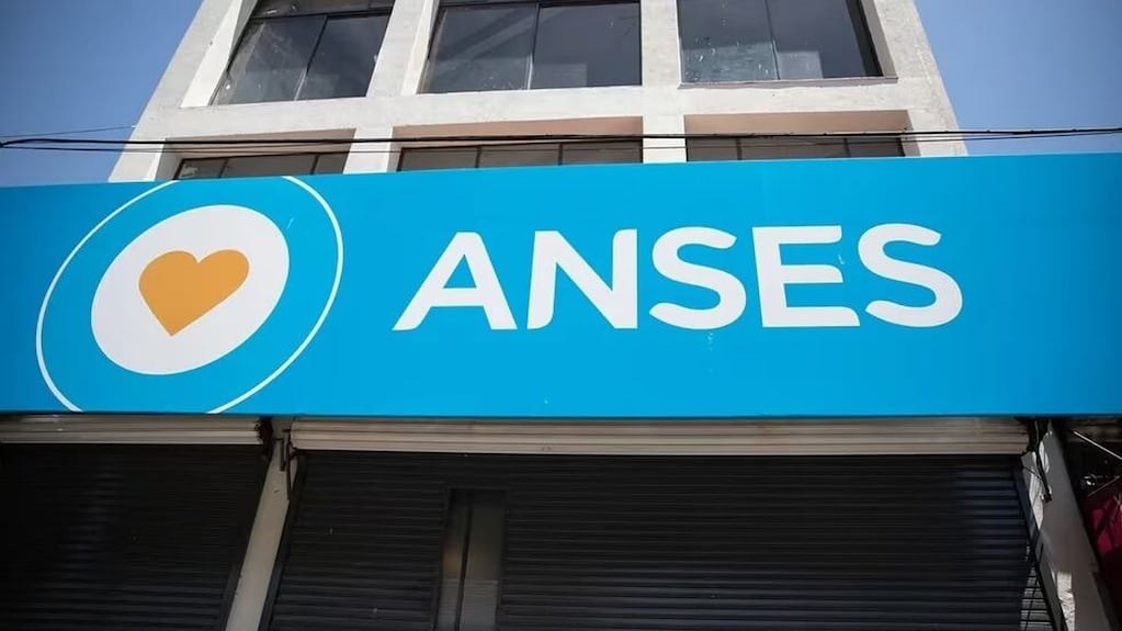 Cartel de una oficina de ANSES, el organismo que liquida el bono para jubilados en noviembre