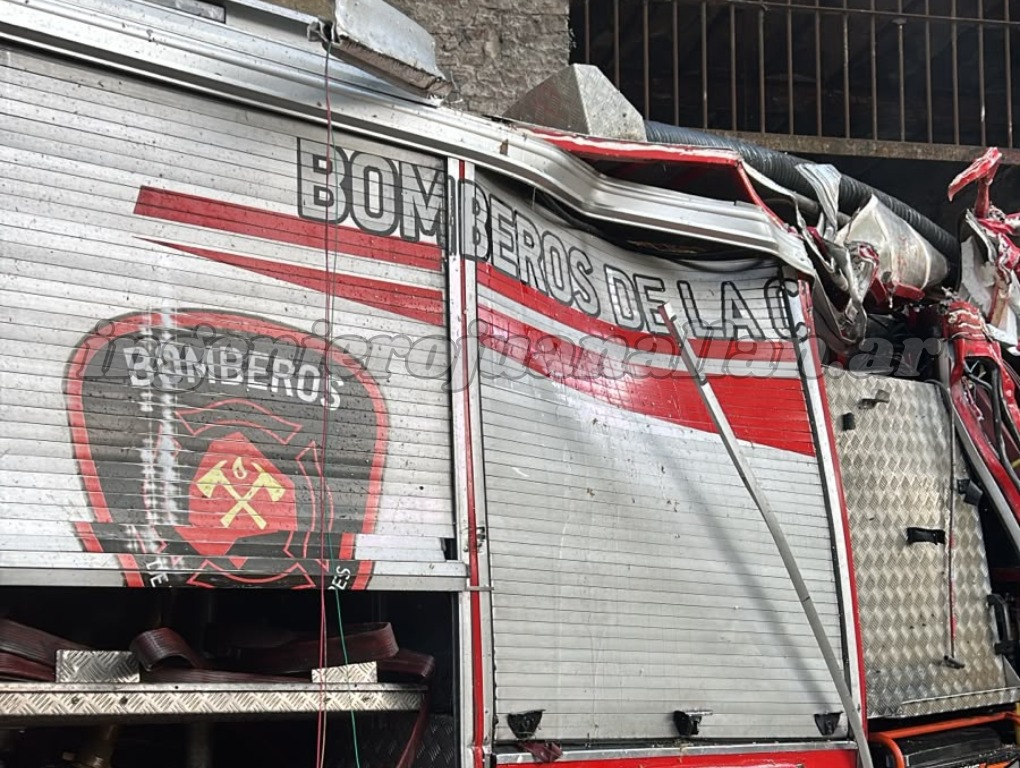Lateral de la autobomba de Bomberos de la Ciudad con la carrocería y la cabina deformadas por el impacto