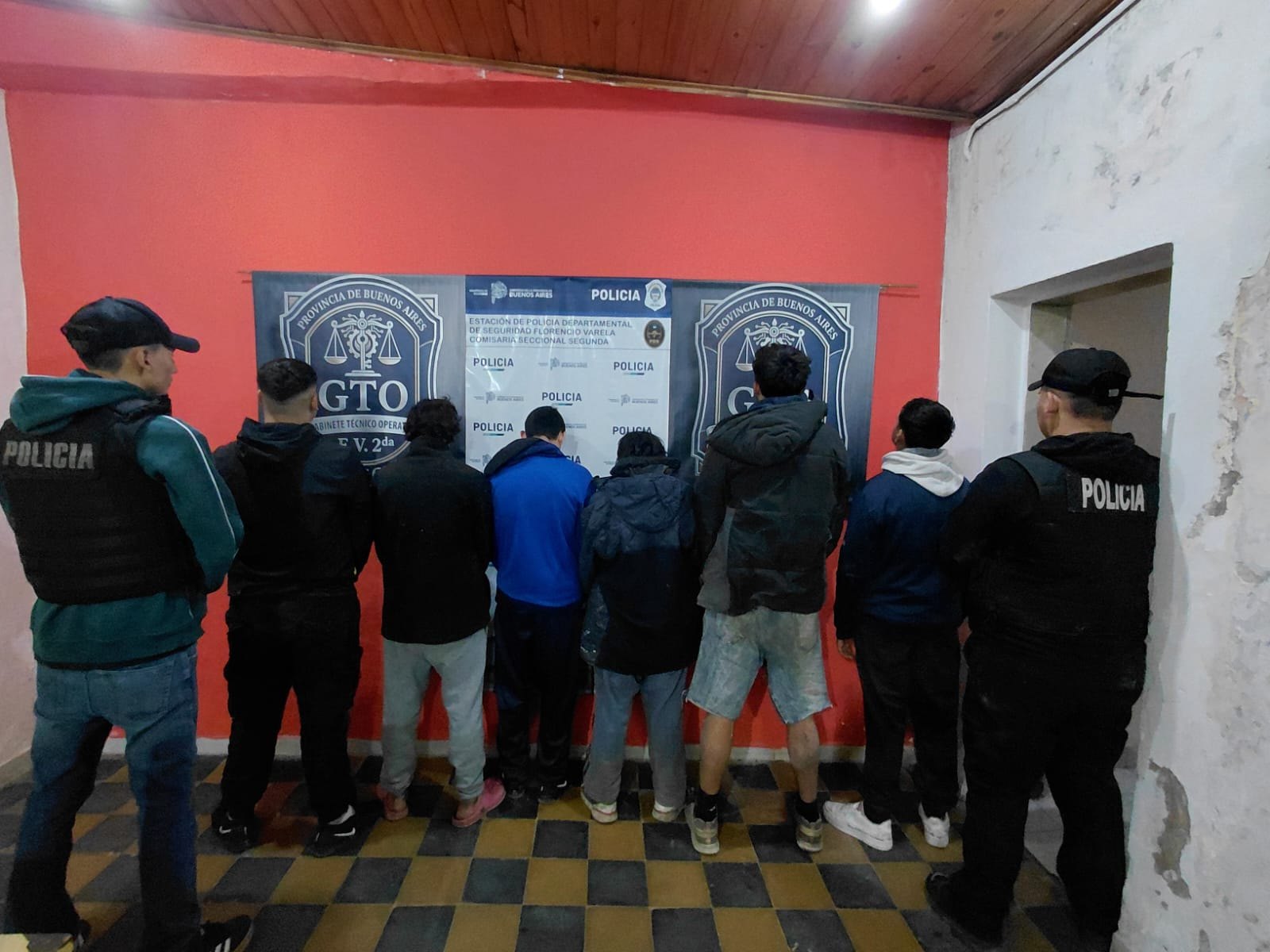 Efectivos policiales durante la intervención en el barrio 3 de Mayo de Florencio Varela, en 437 y 418A