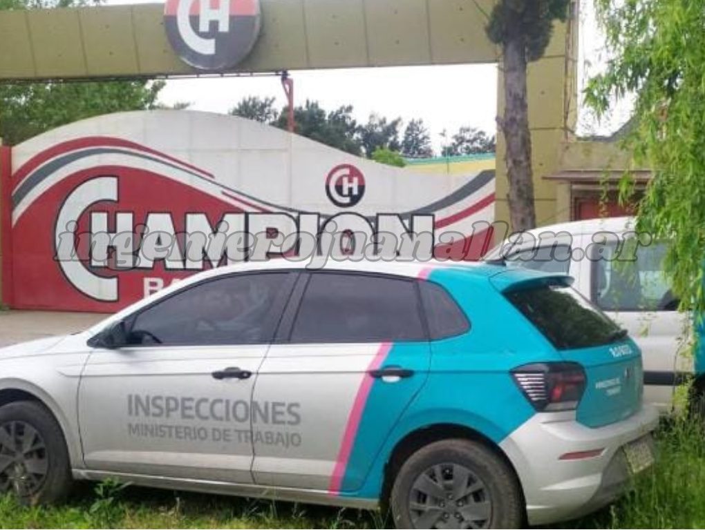 Móvil de inspecciones del Ministerio de Trabajo frente al portón de Baterías Champion