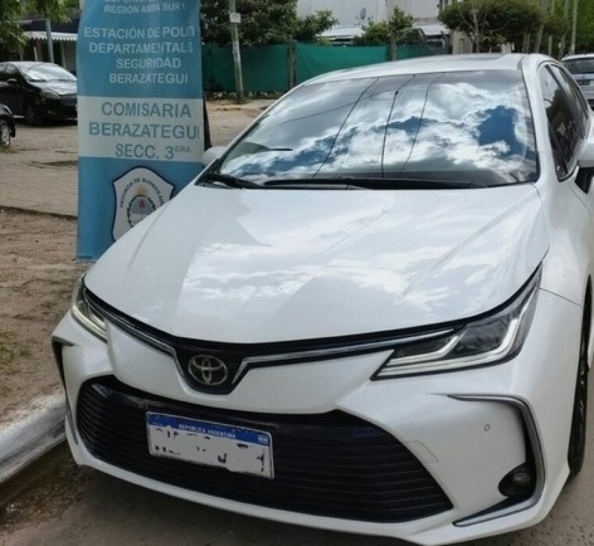 Toyota Corolla blanco secuestrado frente a una comisaría, tras el caso del chico baleado en Berazategui