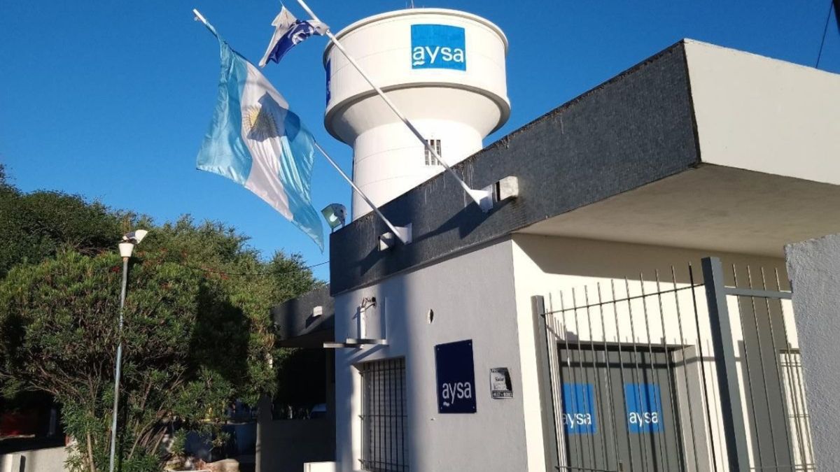 Instalaciones de Agua y Saneamientos Argentinos con el tanque de agua y el logo de AySA