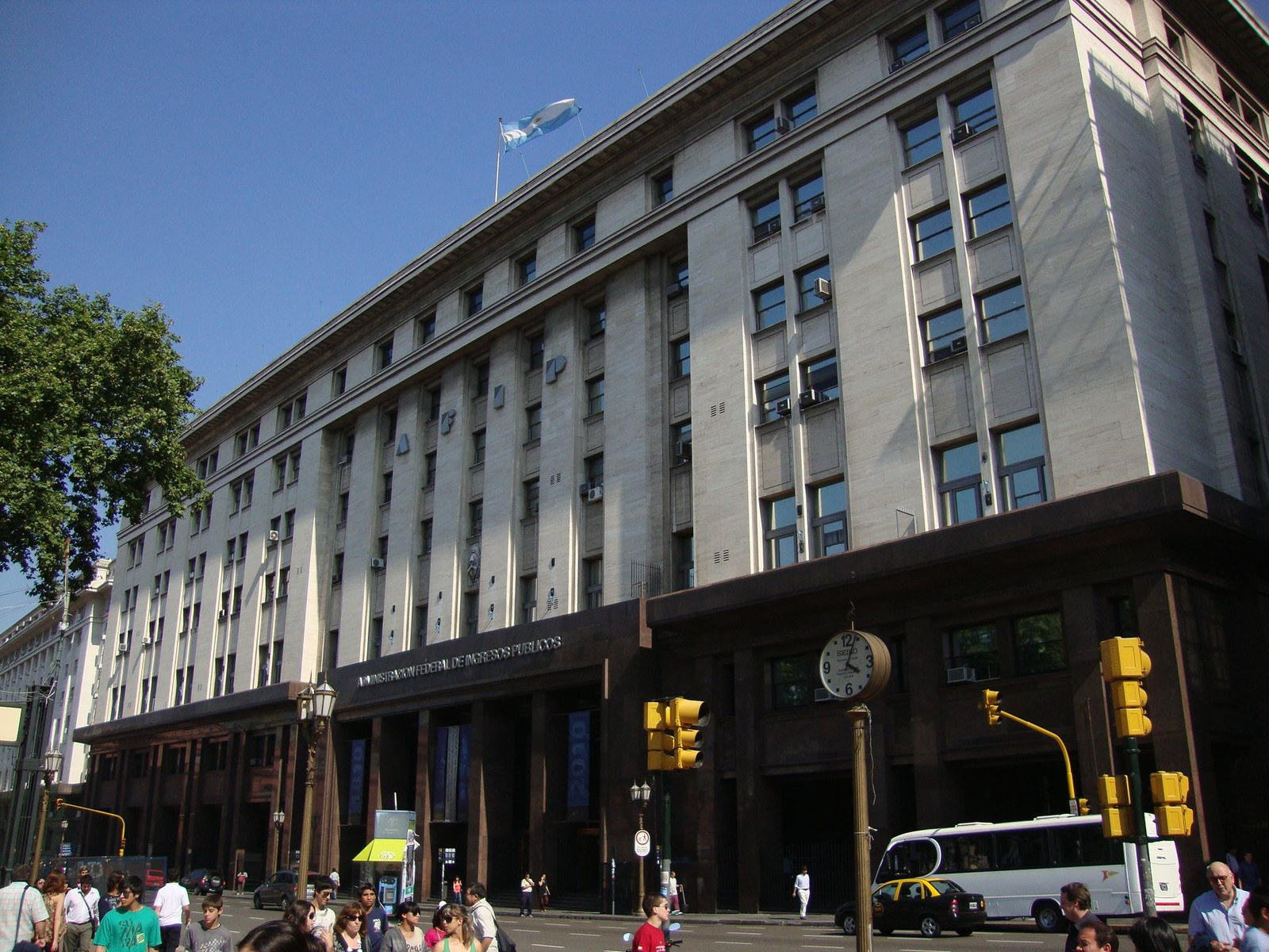 Fachada del edificio central de la ARCA, ex AFIP, sobre la calle Hipólito Yrigoyen en Buenos Aires