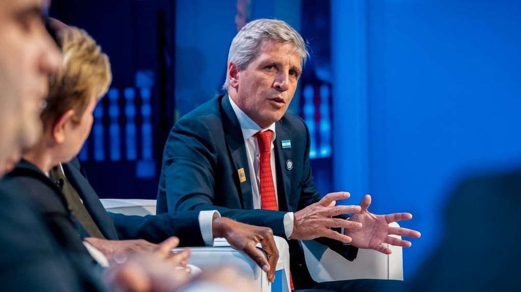 Caputo en un panel con inversores, mineras y pymes que participan de los proyectos del RIGI, en Rosario