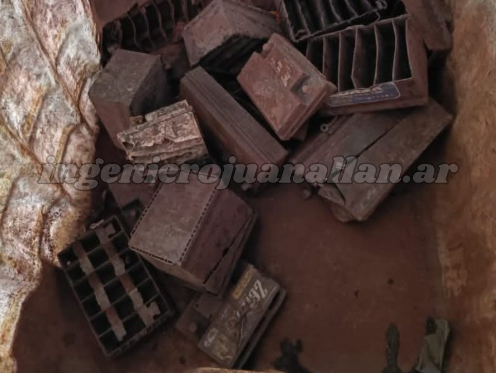 Carcasas de baterías rotas dentro de un contenedor