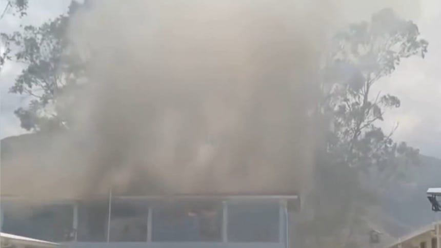 Humo denso sobre el techo de una escuela en Sorochuco, Celendín