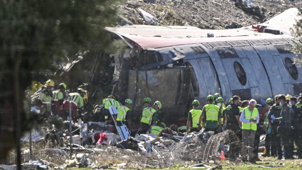Rescatistas trabajan entre los restos del choque de trenes en Toledo