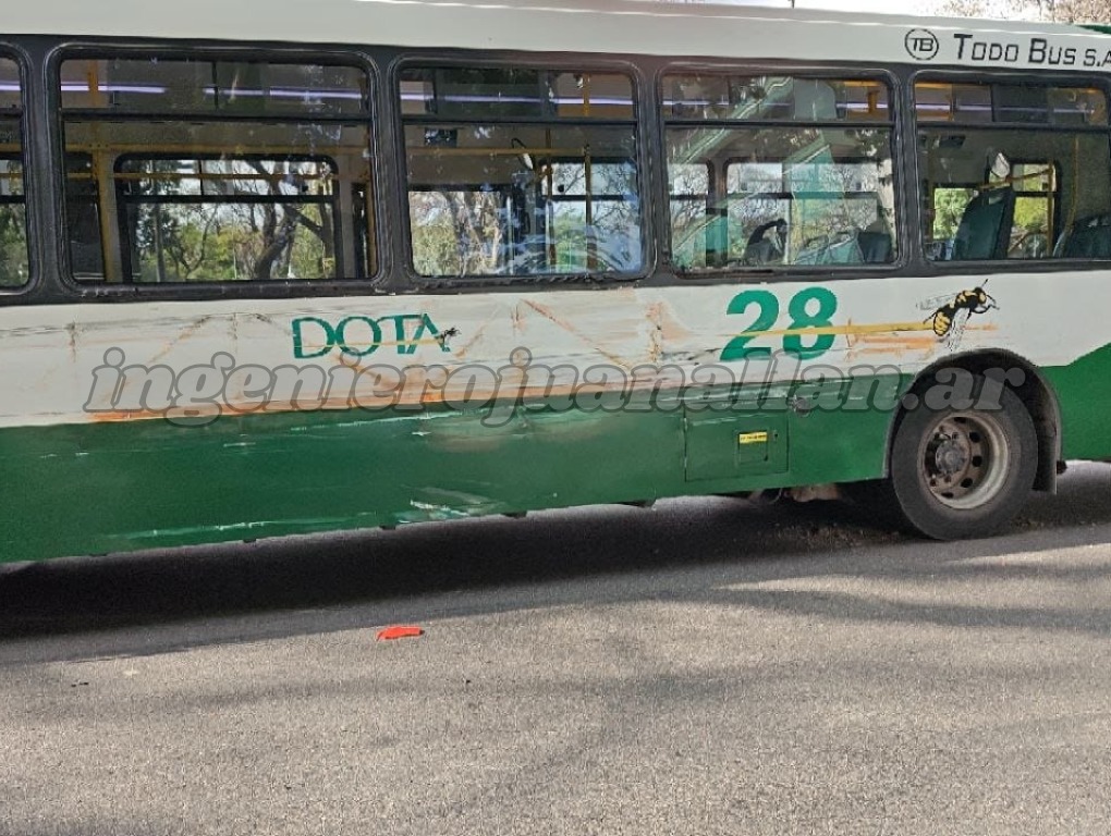 Lateral de un colectivo de la línea 28 con raspones y marcas del choque con la autobomba