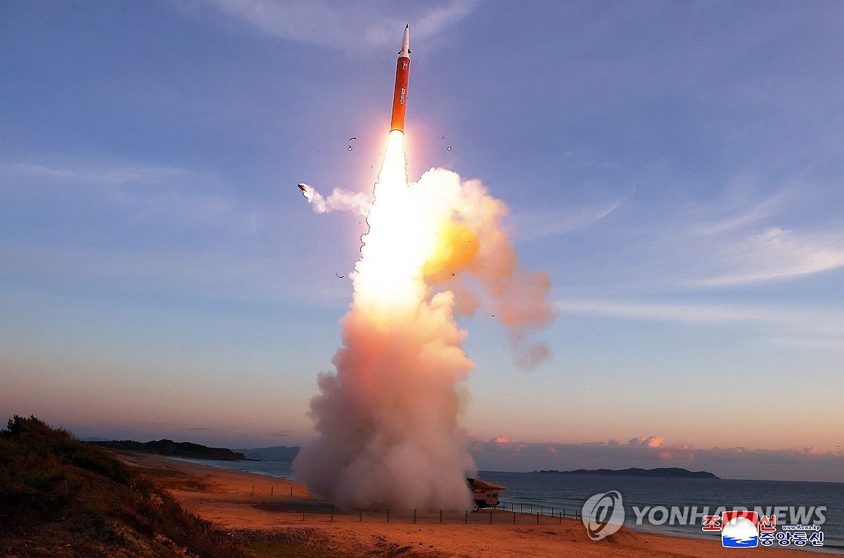 Foto de la KCNA del lanzamiento de un misil norcoreano el 3 de octubre de 2026