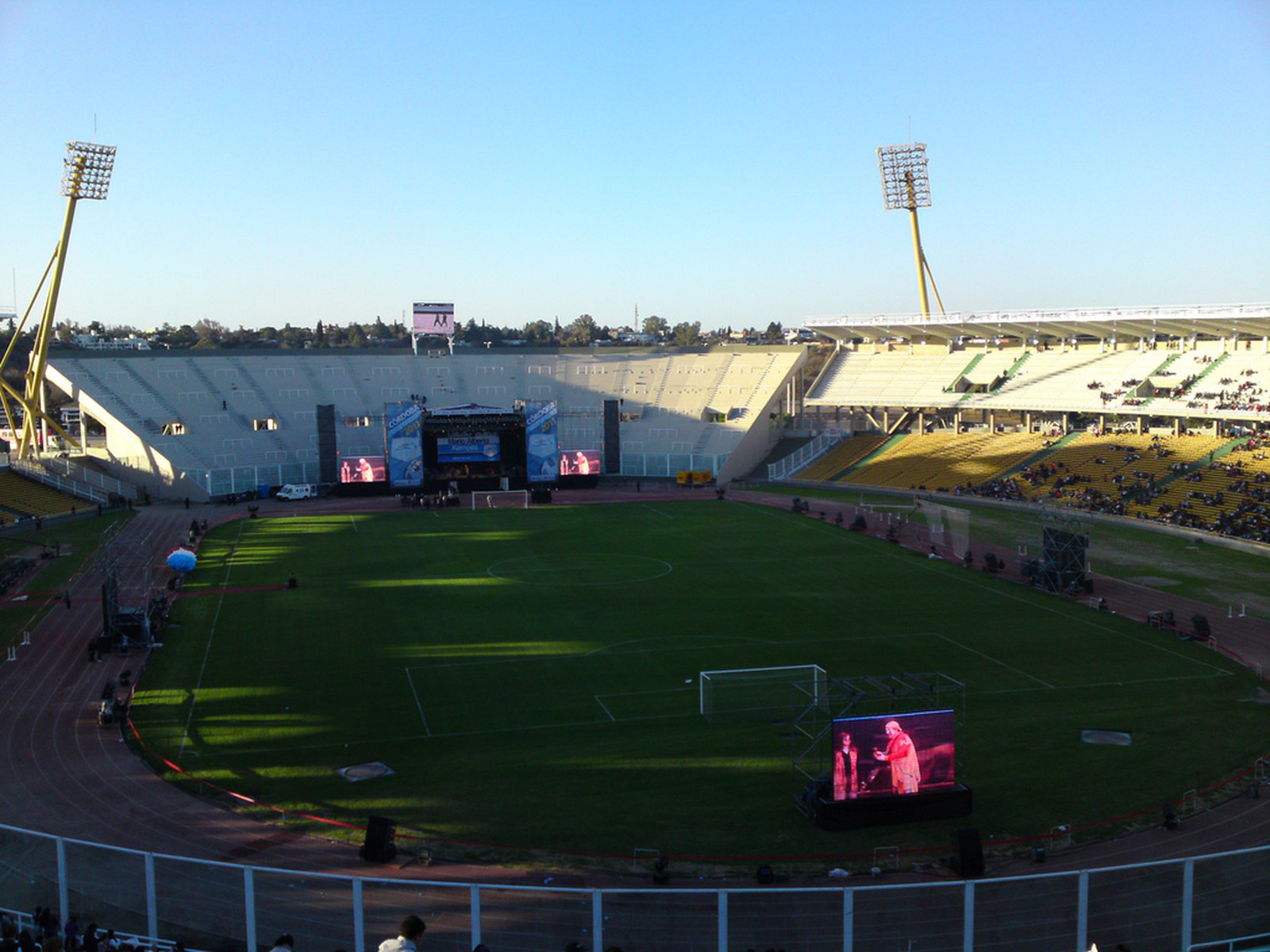 Vista del campo de juego y las tribunas del estadio Mario Alberto Kempes de Córdoba, con pantallas gigantes y torres de iluminación
