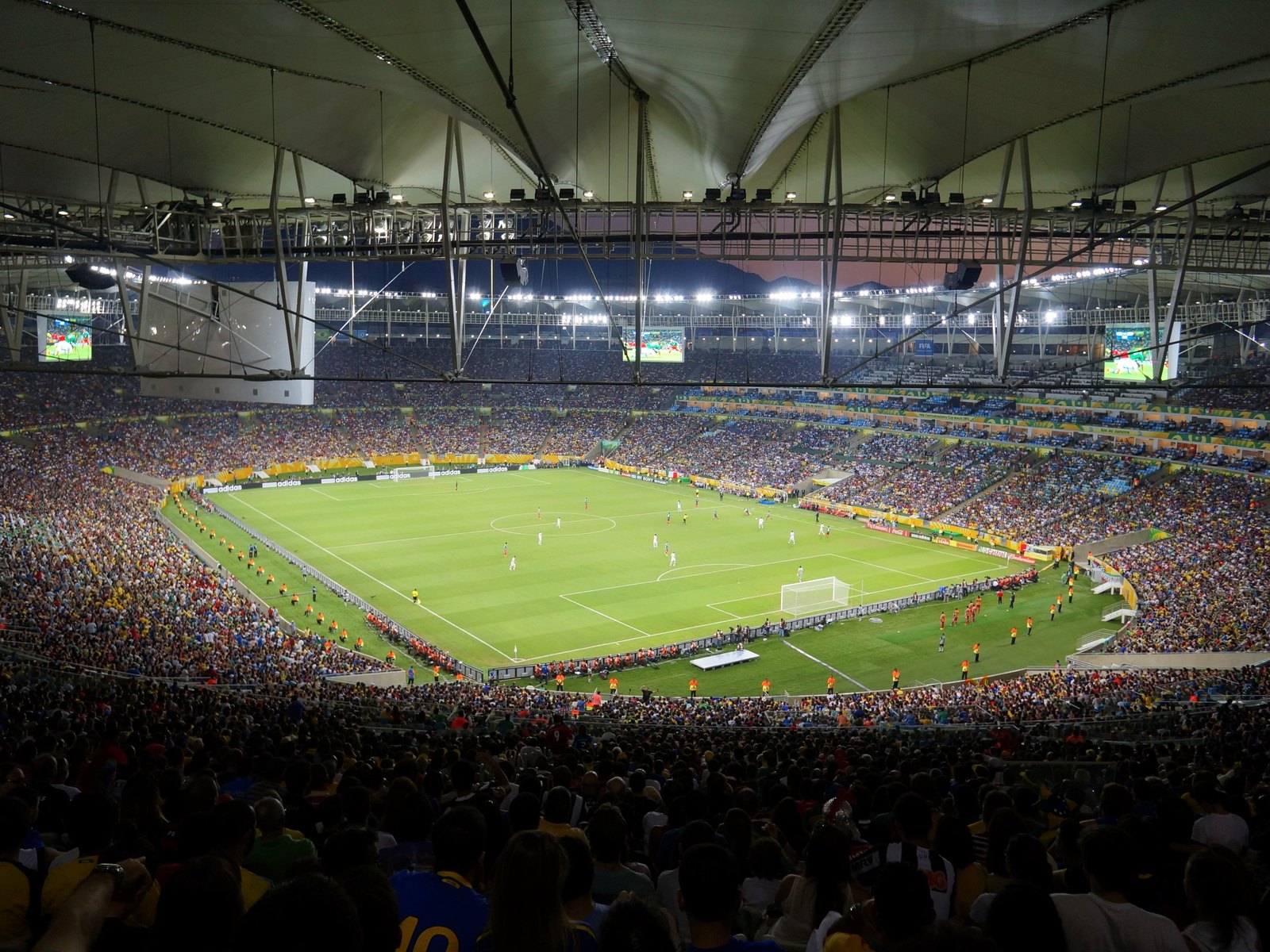 Estadio Maracaná de Río de Janeiro, escenario de la semifinal que llevó a Boca a la final de la Sudamericana, con las tribunas llenas, el techo iluminado y el campo de juego verde (foto de archivo de 2013)