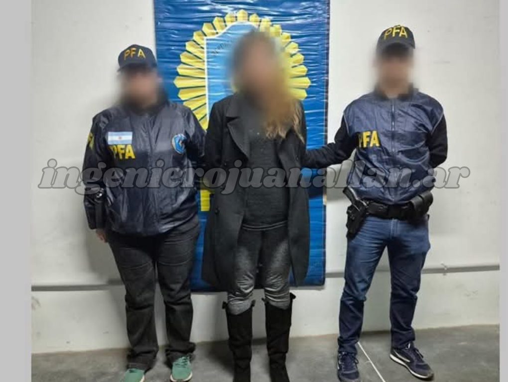 Una mujer detenida, con el rostro difuminado, junto a dos efectivos de la Policía Federal Argentina