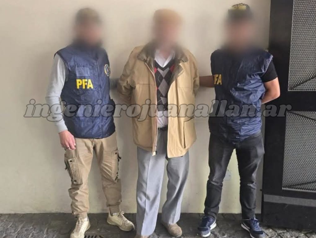Hombre de 84 años detenido, con el rostro difuminado, junto a dos efectivos de la PFA