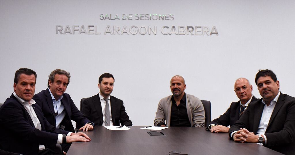 Dirigentes de River y de Estudiantes reunidos antes de la votación del torneo 2027