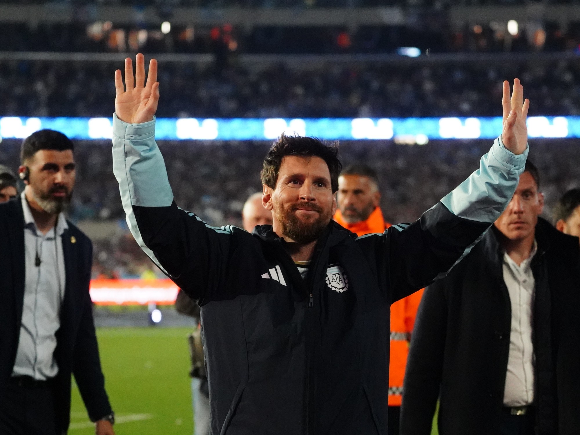 Lionel Messi habla en el centro del campo tras su despedida