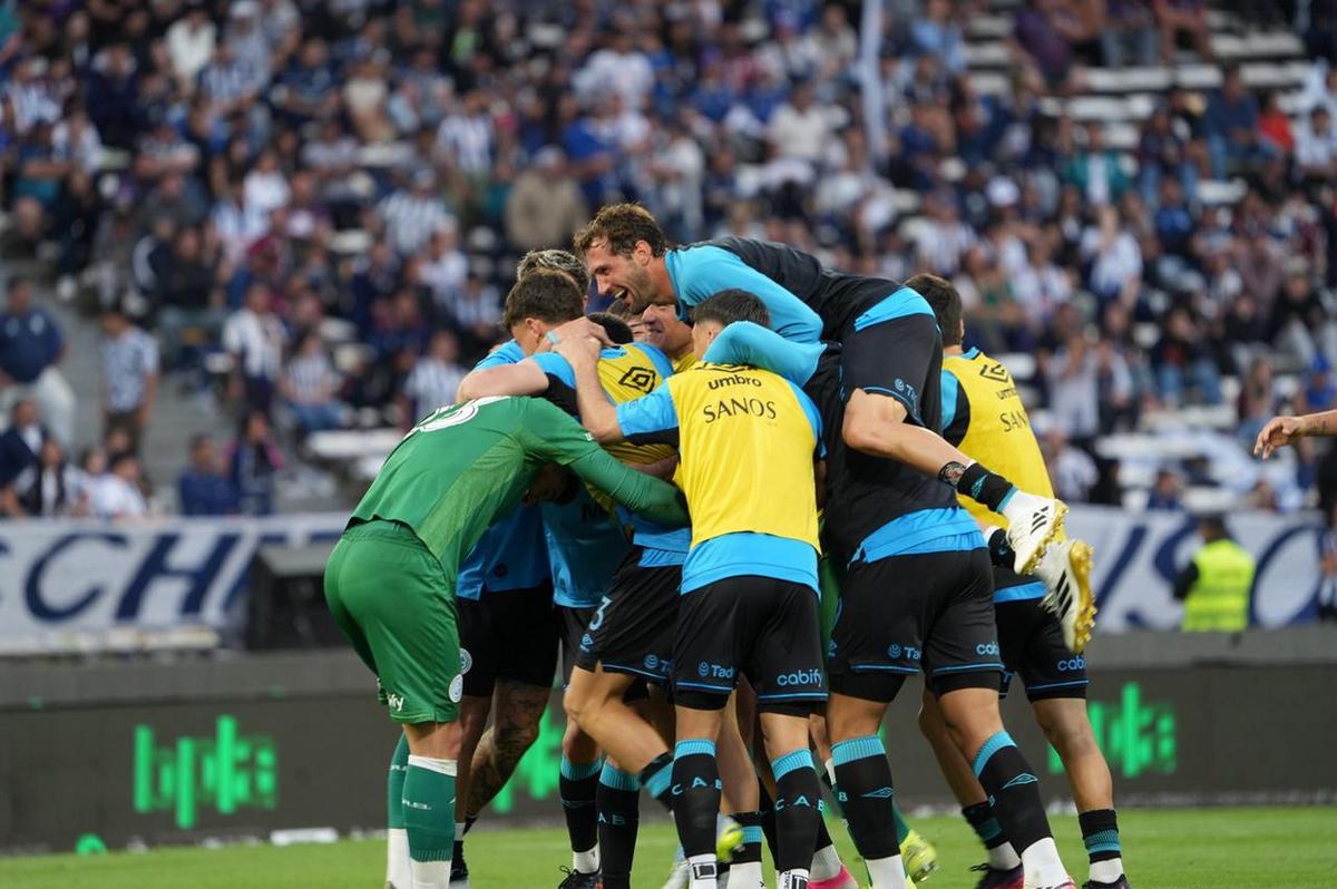 Jugadores de Belgrano se abrazan para festejar el triunfo en el clásico ante Talleres en el estadio Kempes