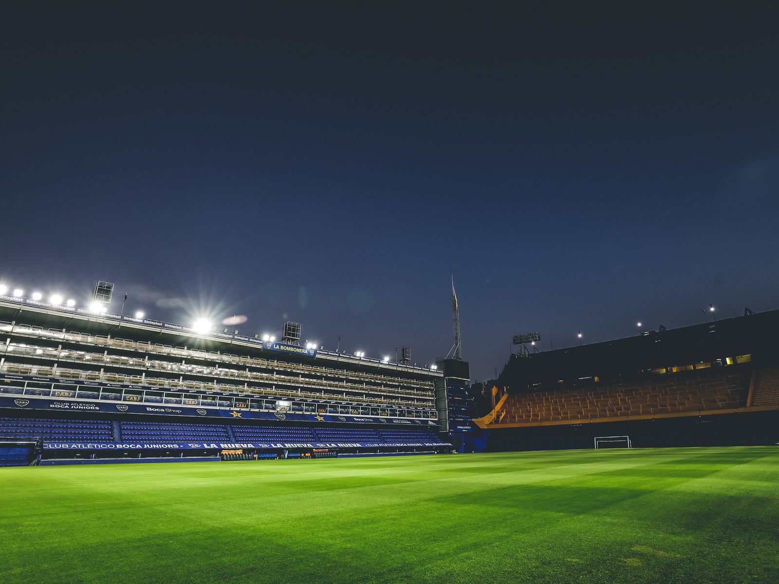 Estadio Alberto J. Armando, La Bombonera, de noche con las luces encendidas y el campo de juego vacío
