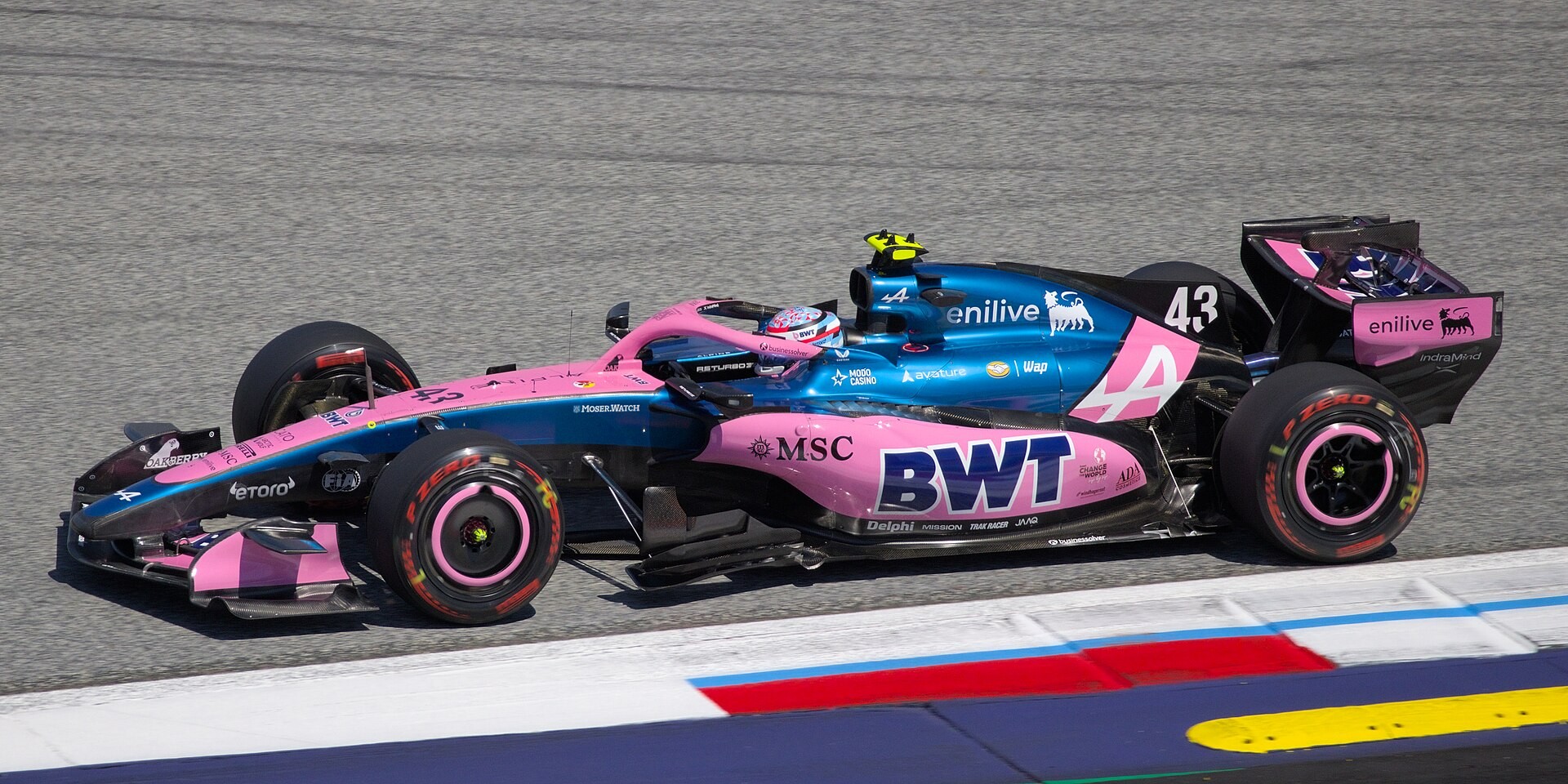 El Alpine rosa y azul número 43 de Franco Colapinto, de perfil, en plena marcha sobre la pista