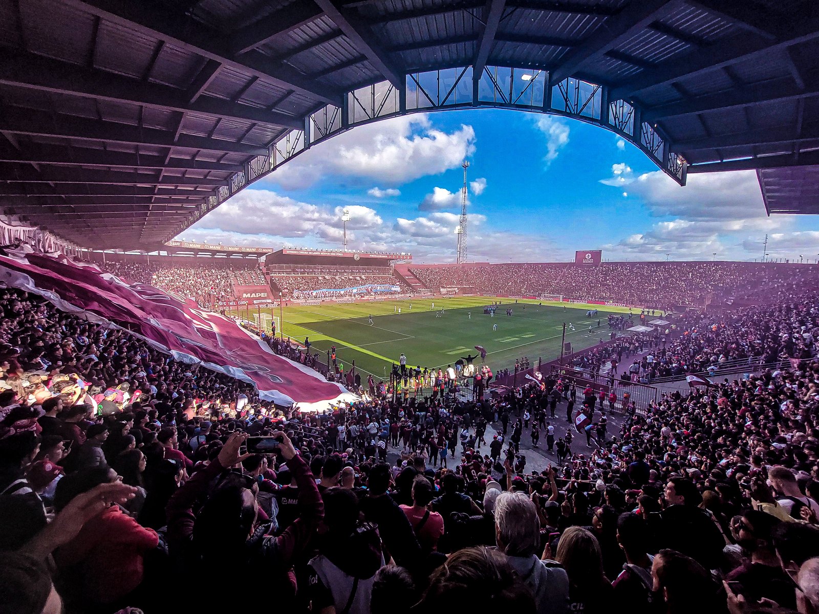Hinchas de Lanús en las tribunas del estadio Ciudad de Lanús, con el campo de juego de fondo