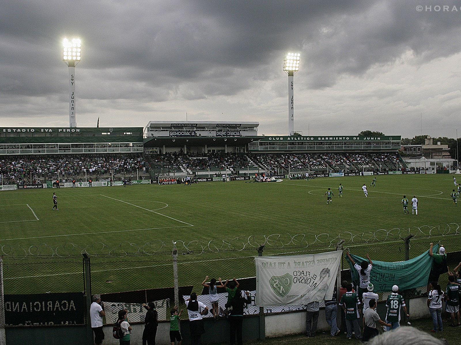 Estadio Eva Perón de Junín, cancha de Sarmiento, con las gradas y el campo de juego