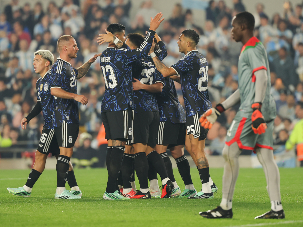 Jugadores de la Selección argentina celebran un gol ante Burkina Faso en el estadio Monumental