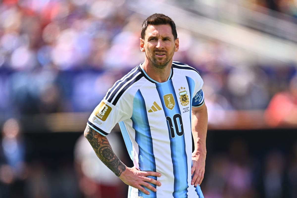 Lionel Messi con la camiseta titular de la Selección argentina y las manos en la cintura, en un estadio