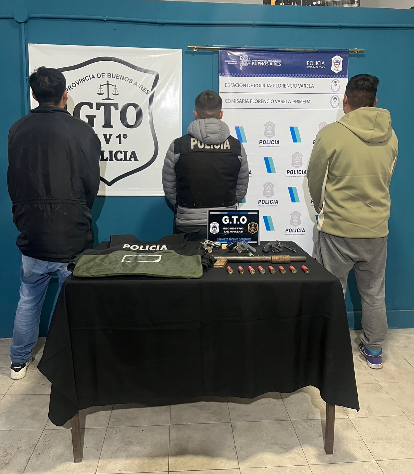 Armas, municiones y un chaleco antibalas secuestrados sobre una mesa en una dependencia policial de Florencio Varela