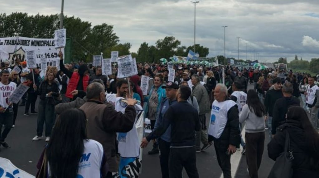 Manifestantes caminan sobre la calzada durante el corte de la autopista Buenos Aires-La Plata a la altura de Quilmes