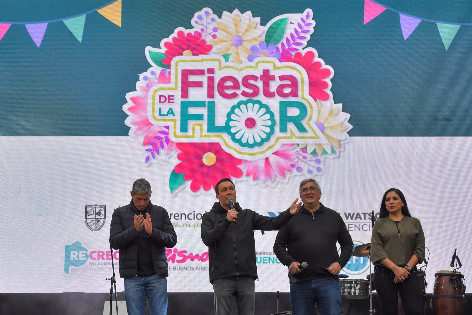 Escenario de la sexta Fiesta de la Flor en Florencio Varela con el banner de ReCreo