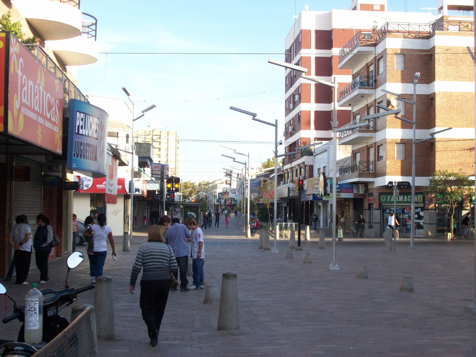Peatonal del centro de Florencio Varela, con comercios, edificios de departamentos y vecinos caminando