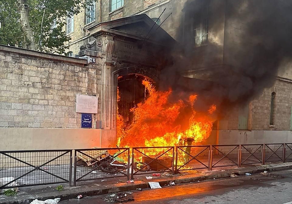 Incendio en la entrada del liceo Roger Verlomme, en el distrito 15 de París, durante las protestas estudiantiles