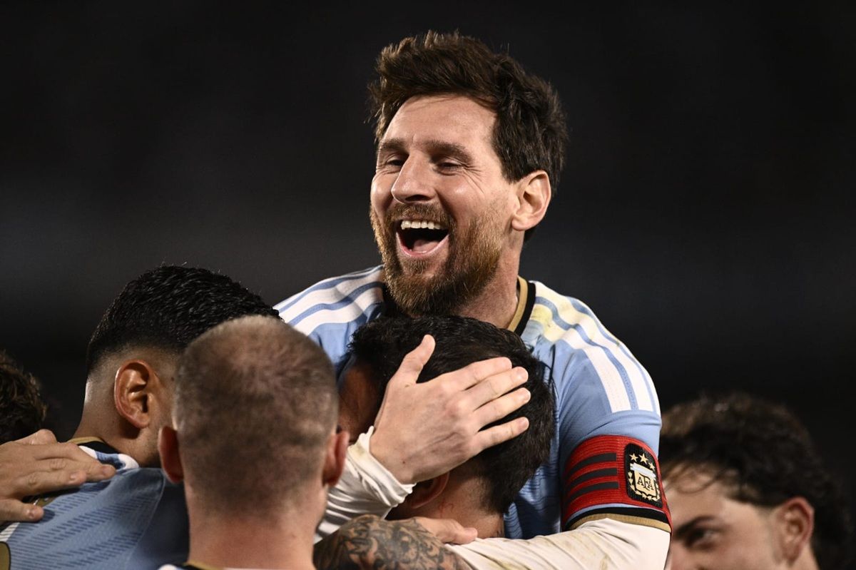 Lionel Messi celebra su gol de penal ante Benín