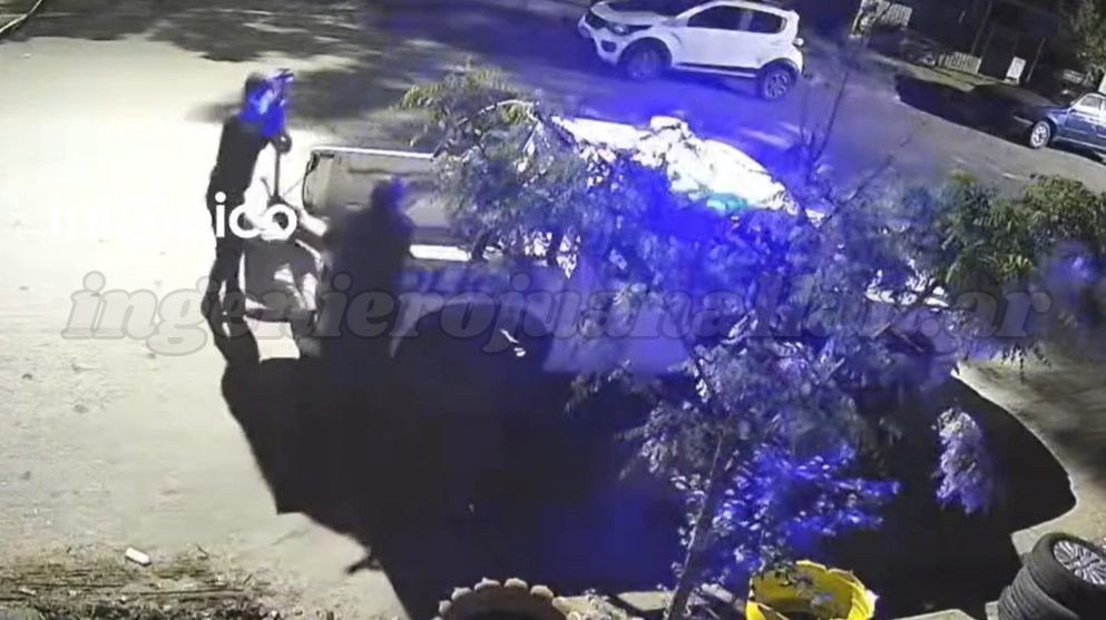 Camioneta policial frente a la Gomería Cattaleya de General Pico, captada por la cámara de seguridad