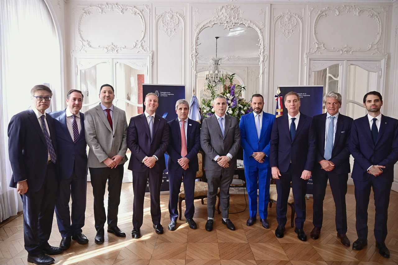 El ministro de Economía Luis Caputo junto a funcionarios argentinos en París durante la Argentina Week