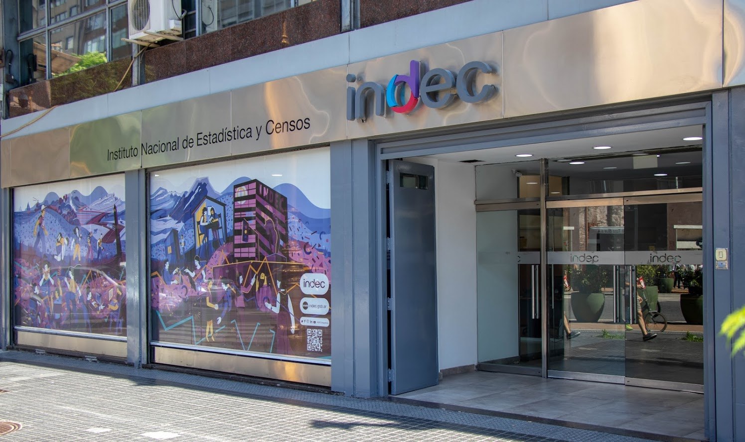 Fachada del edificio del INDEC en Buenos Aires, con el logo del organismo