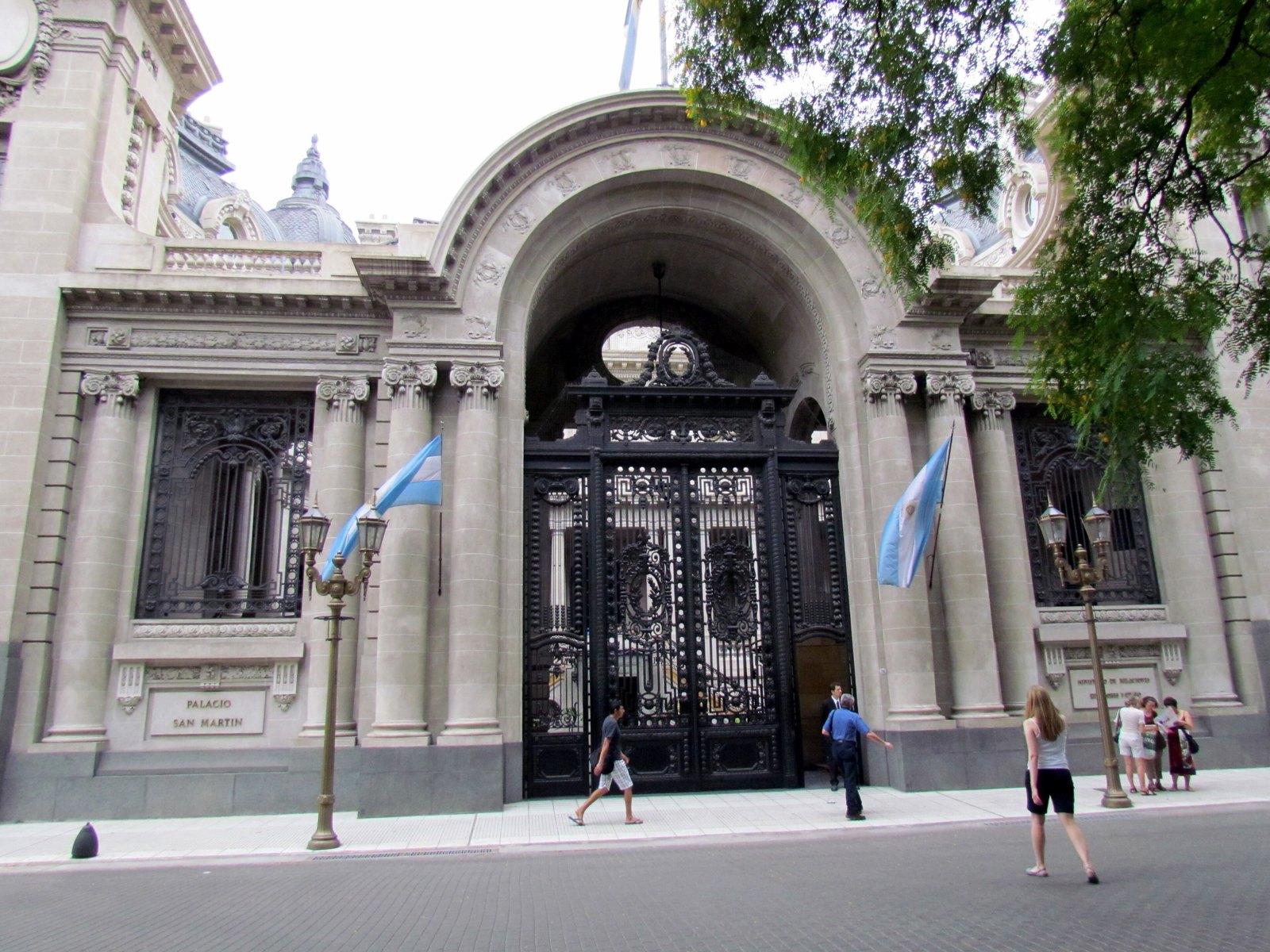 Entrada principal del Palacio San Martín, sede ceremonial de la Cancillería argentina en Retiro, con su portón de hierro y banderas argentinas