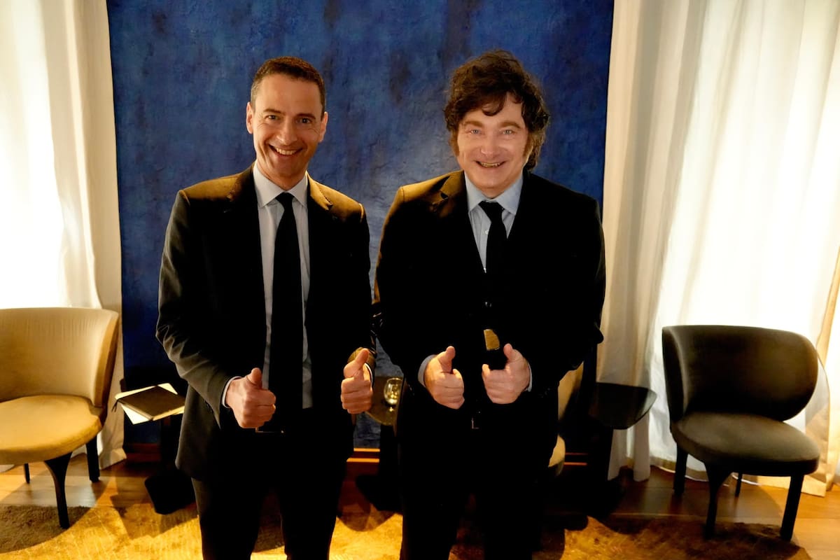 El presidente Javier Milei junto al CEO de Glencore durante el Argentina Week en París