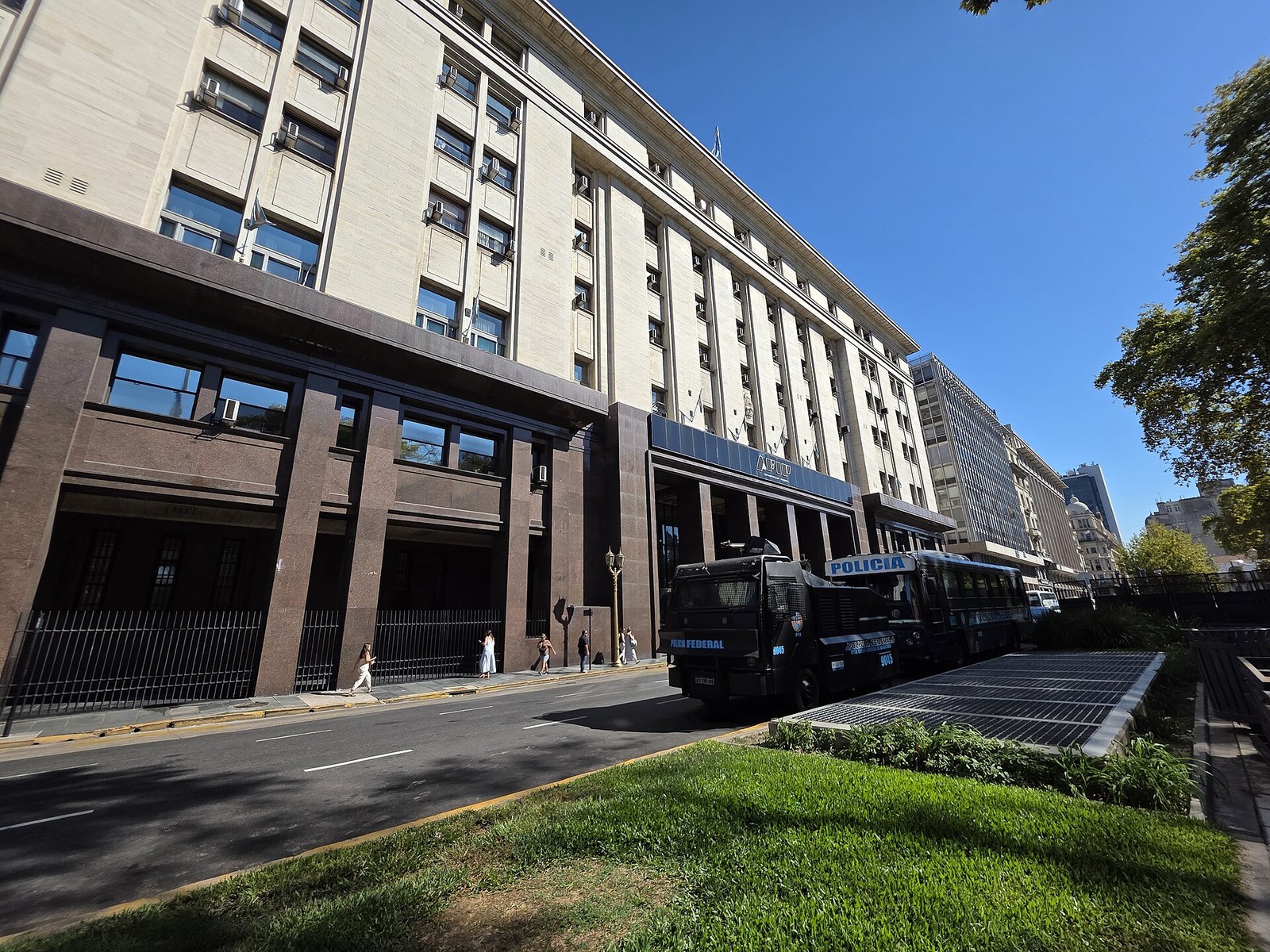 Fachada del Palacio de Hacienda, sede del Ministerio de Economía de la Nación, sobre la calle Hipólito Yrigoyen en Buenos Aires